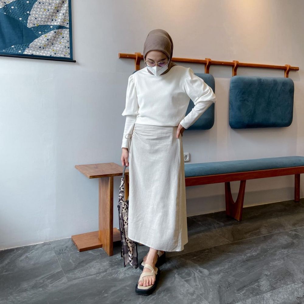 10 Referensi Outfit Hijab Atasan Warna Putih ala Darma Putri, Fresh!