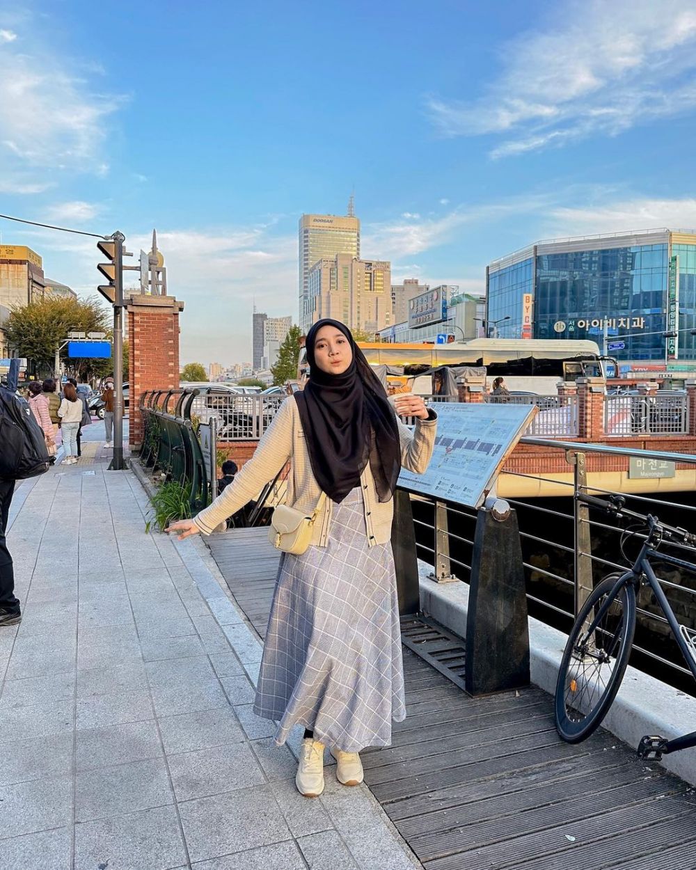 9 Inspirasi OOTD Hijab untuk Traveling ke Korea Selatan ala Selebgram