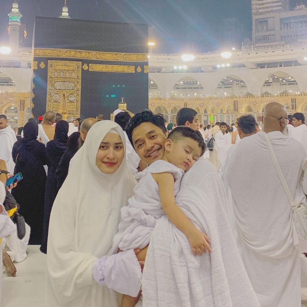 10 Potret Perjalanan Umrah Adly Fairuz Dan Angbeen Rishi