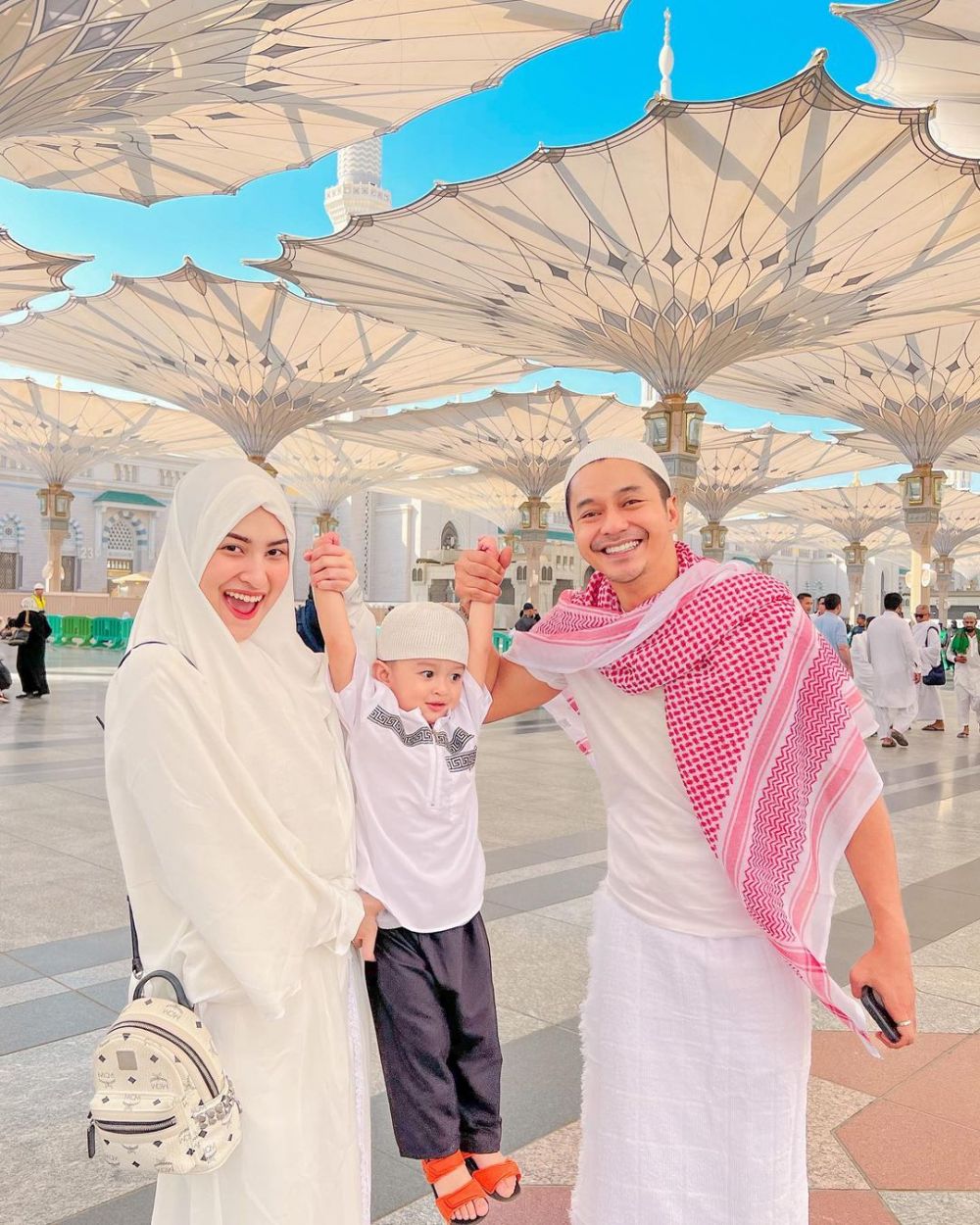 10 Potret Perjalanan Umrah Adly Fairuz Dan Angbeen Rishi