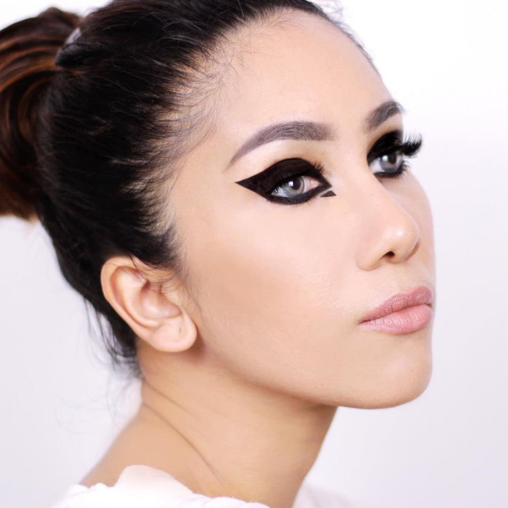 Ide Gothic Makeup Look ala Artis dan Selebgram, Ada Luna Maya!