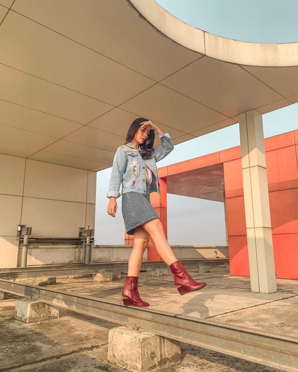 9 Gaya Simpel ala Dinda Kirana, Kece buat Outfit Hangout