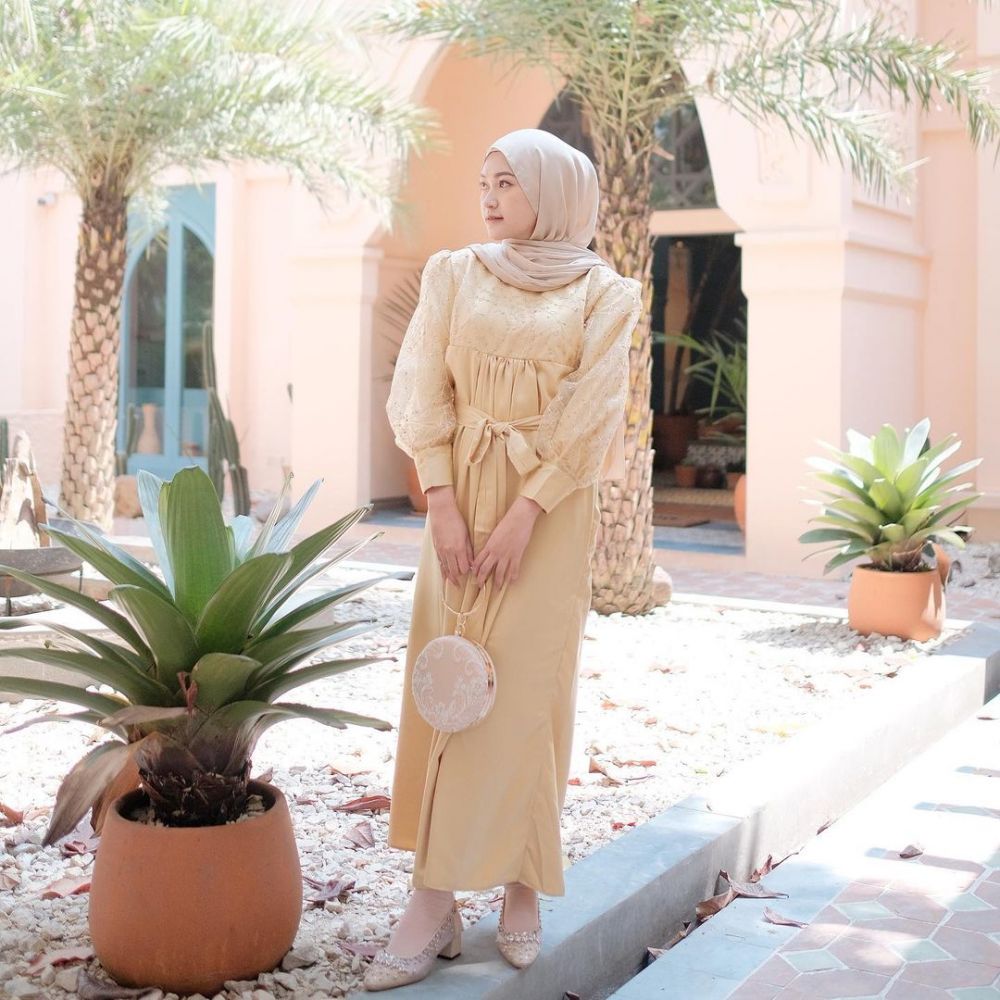 9 Inspirasi Outfit Kondangan ala Saritiw, Warna Pastel Jadi Andalan