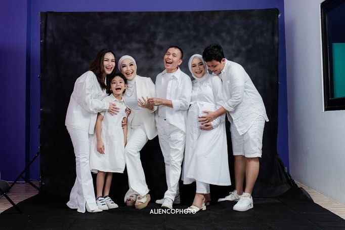 10 Potret Maternity Adik Ayu Ting Ting, Kompak Bareng Keluarga 