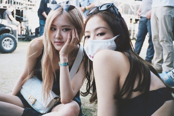 12 Potret Kedekatan Jennie dan Rosé BLACKPINK, Bak Saudara Kandung!