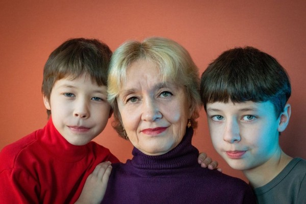 6 Tips Mengatasi Sibling Rivalry pada 2 Anak Laki-laki