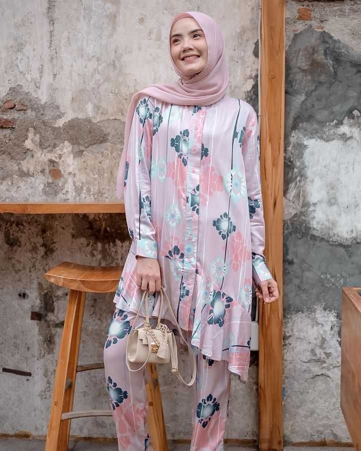 10 Ide Hijab Style dengan Outfit One Set ala Imas Dian, Anti Ribet!