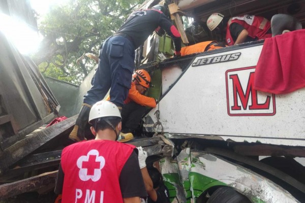 Bus Tabrak Truk Di Ring Road Bantul, Kernet Bus Meninggal