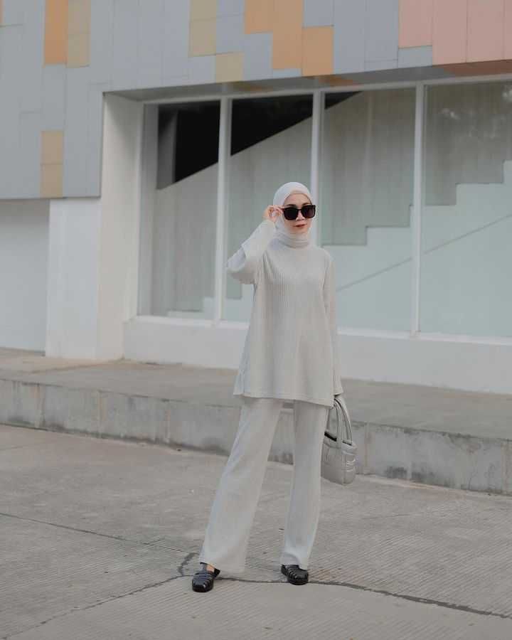 10 Referensi Hijab Style Outfit One Set ala Uwie Mariska, Simpel!