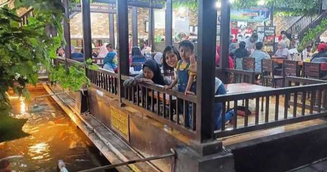 5 Rekomendasi Warung Lesehan di Malang, Makan Ditemani Ikan