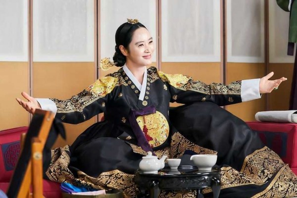8 Tugas Ratu Im Hwa Ryeong di Drakor Under the Queen's Umbrella