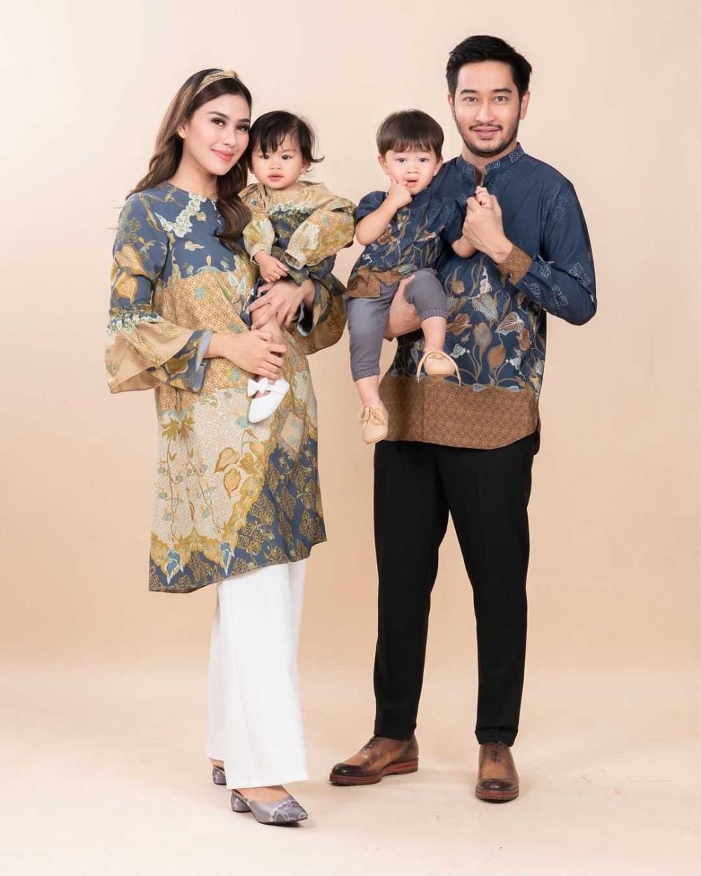Gemas, 10 Potret Hangat Keluarga Syahnaz Saqidah dengan Anak Kembarnya