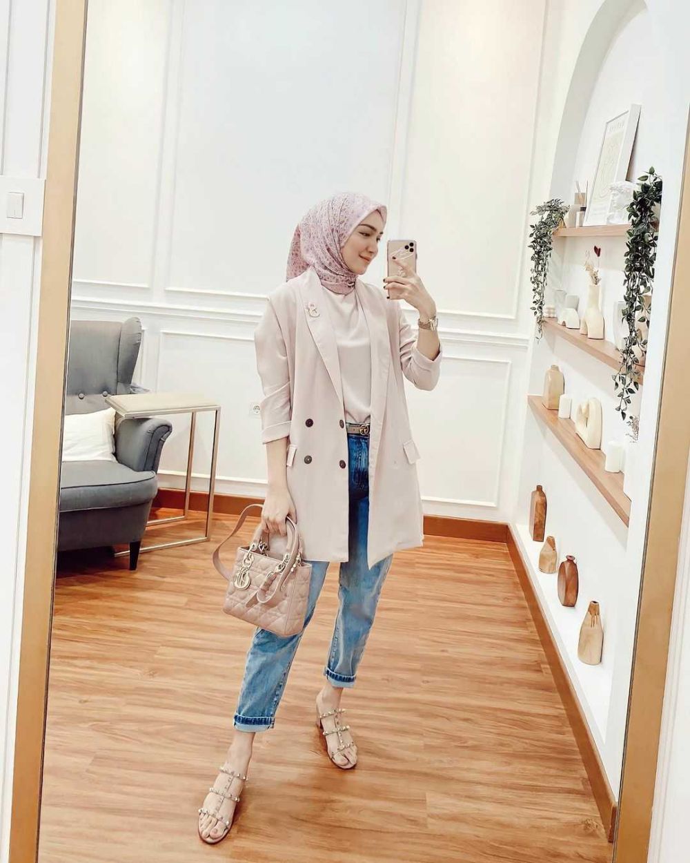 9 Ide OOTD Hijab dengan Blazer ala Melody Prima, Cocok Buat Ngantor!