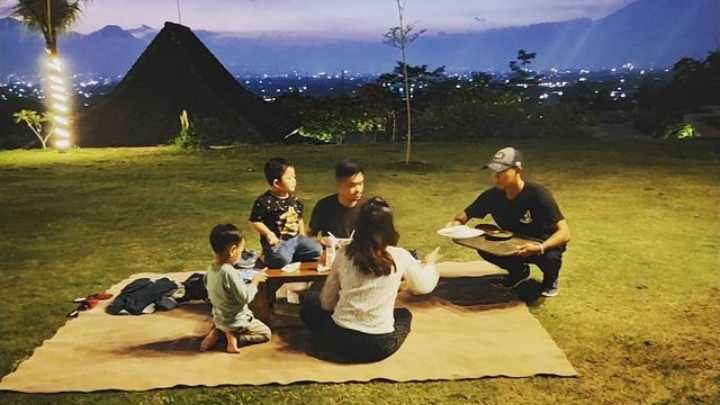 5 Rekomendasi Warung Lesehan di Malang, Makan Ditemani Ikan