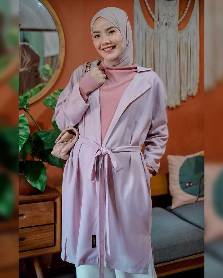 10 Ide OOTD Hijab dengan Nuansa Pink Pastel ala Imas Dian, Feminim!