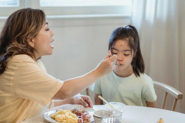 5 Tips Atasi Anak yang Bosan Makan, Nafsunya Turun
