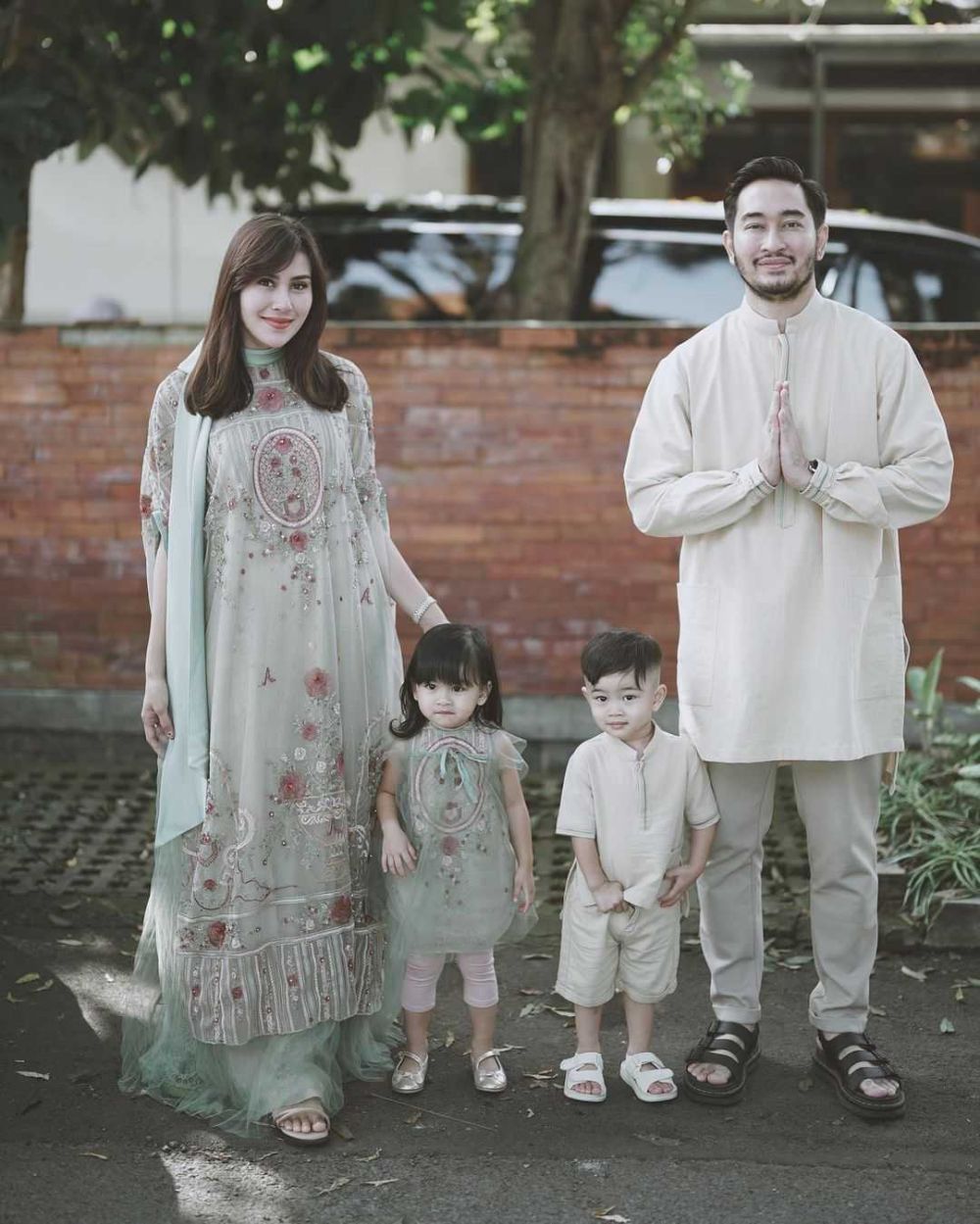 Gemas, 10 Potret Hangat Keluarga Syahnaz Saqidah dengan Anak Kembarnya