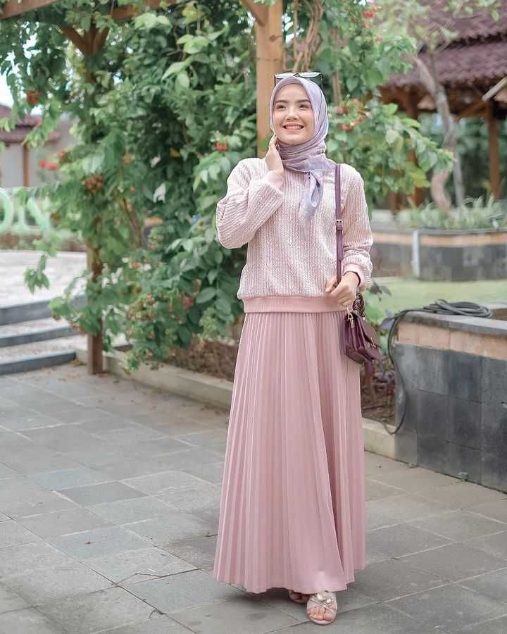 10 Ide OOTD Hijab dengan Nuansa Pink Pastel ala Imas Dian, Feminim!