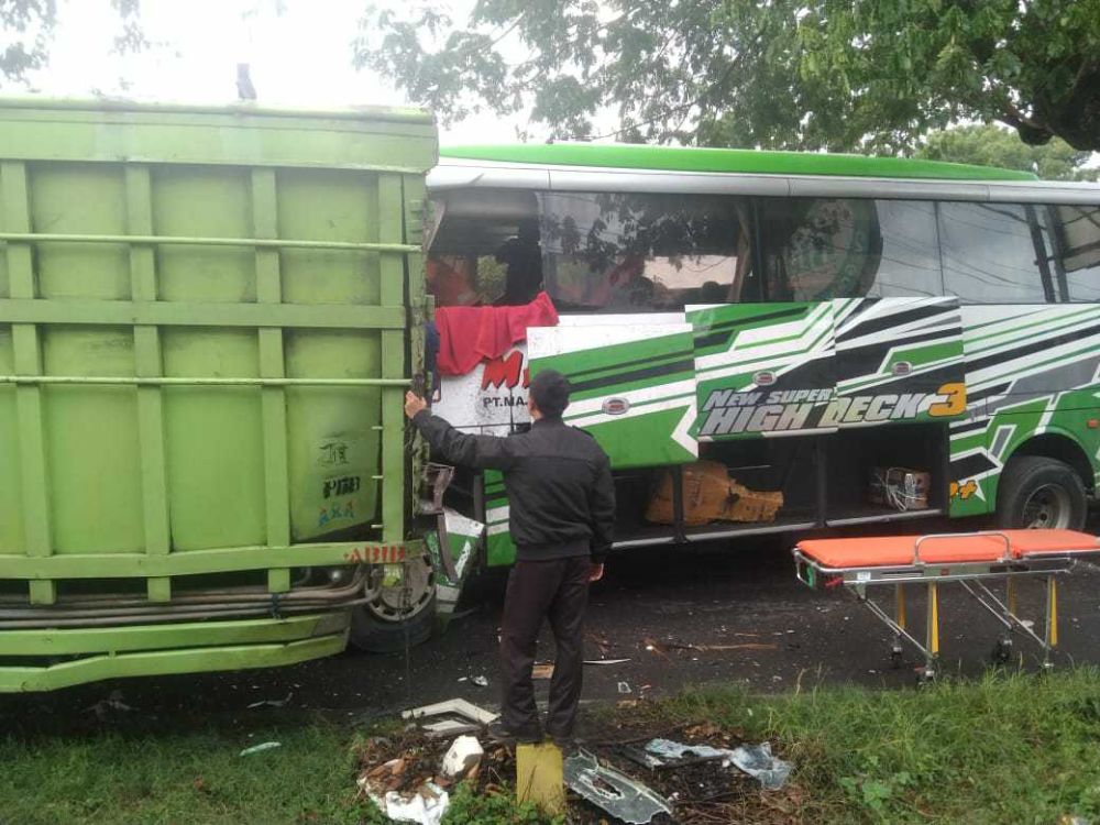 Kronologi Lengkap Bus Tabrak Truk Mogok di Ring Road Bantul