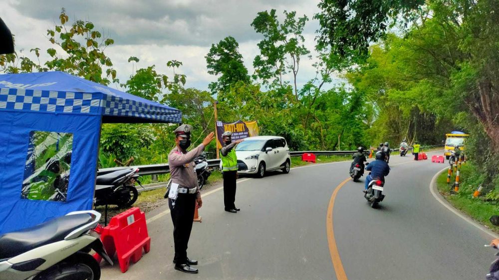 Jalan Utama Menuju Gunungkidul Ambles, Wisatawan Turun 1.000 Orang 