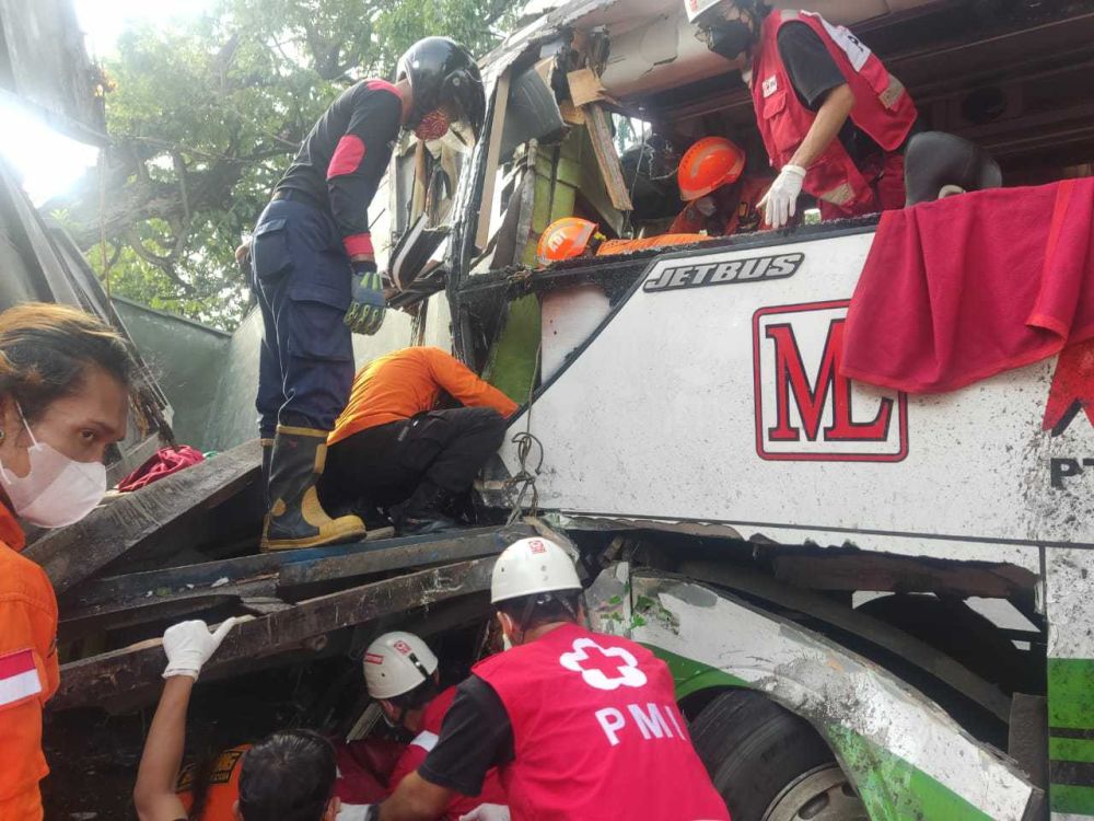 Kronologi Lengkap Bus Tabrak Truk Mogok di Ring Road Bantul