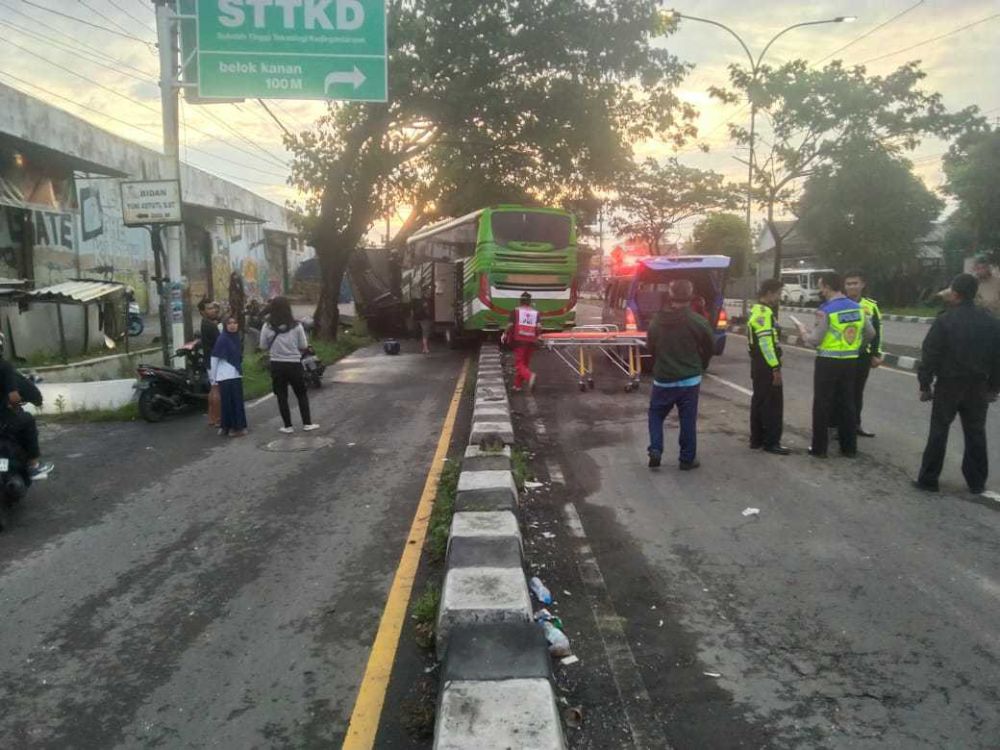Kronologi Lengkap Bus Tabrak Truk Mogok di Ring Road Bantul