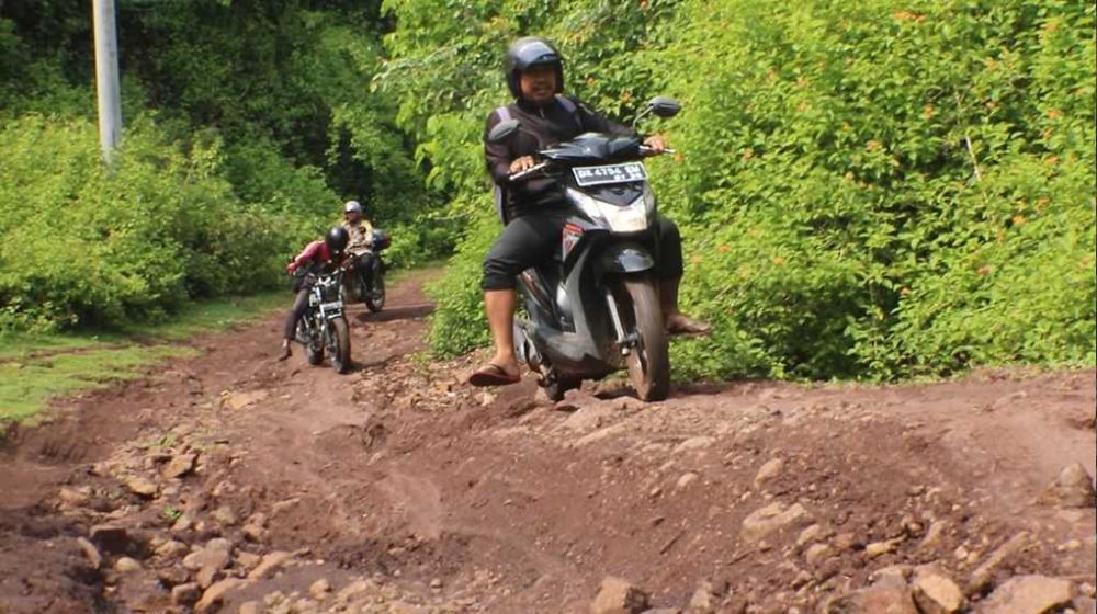 Perjuangan Guru SDN 13 Buwun Mas Tiap Hari Melewati Jalan Rusak Parah