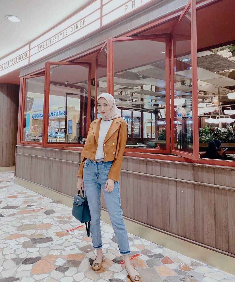 9 Ide OOTD Hijab dengan Blazer ala Melody Prima, Cocok Buat Ngantor!