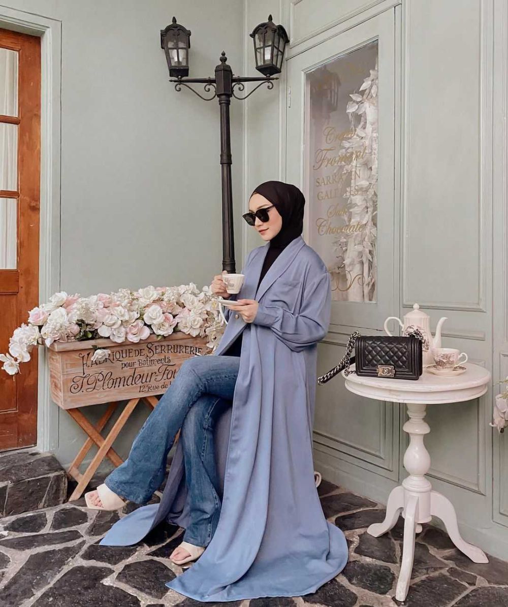 9 Ide OOTD Hijab dengan Blazer ala Melody Prima, Cocok Buat Ngantor!