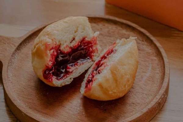 Resep Donat Isi Selai Strawberry Lembut Dalam Sekali Gigit