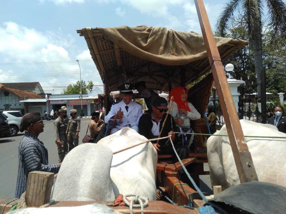 Usai Dilantik, Lurah Gilangharjo Pulang Dijemput dengan Gerobak Sapi