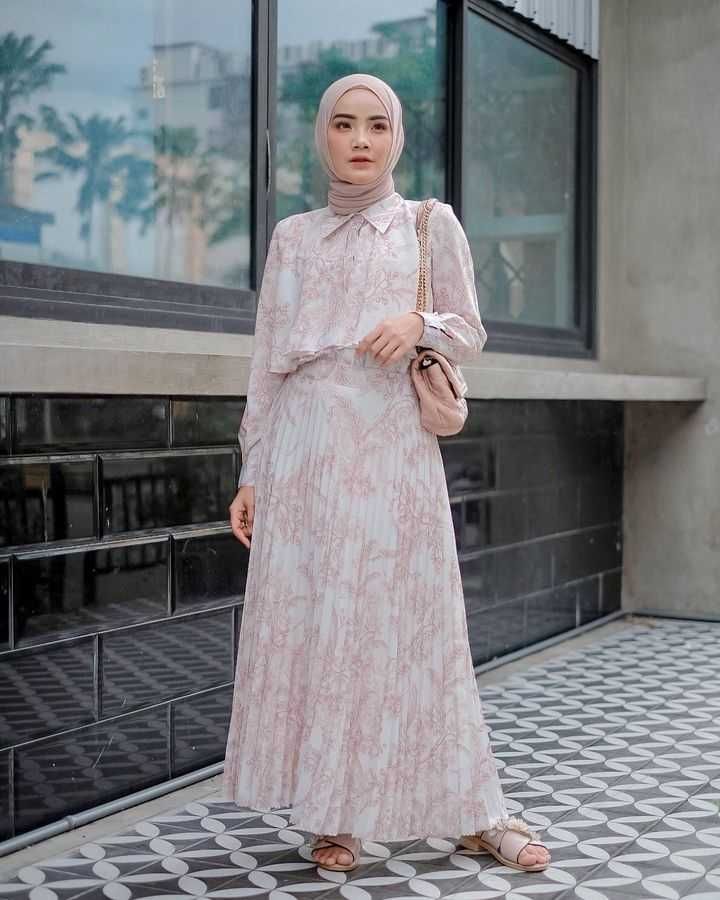 10 Ide Hijab Style dengan Outfit One Set ala Imas Dian, Anti Ribet!