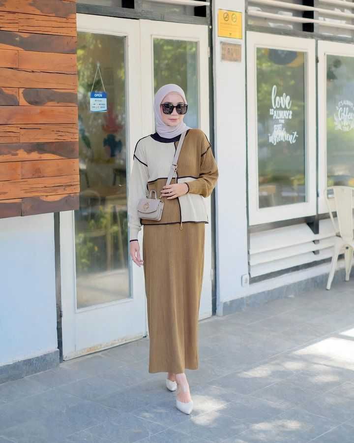 10 Referensi Hijab Style Outfit One Set ala Uwie Mariska, Simpel!