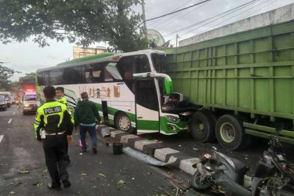 Ini Penyebab Bus Tabrak Truk Mogok Di Ring Road Selatan