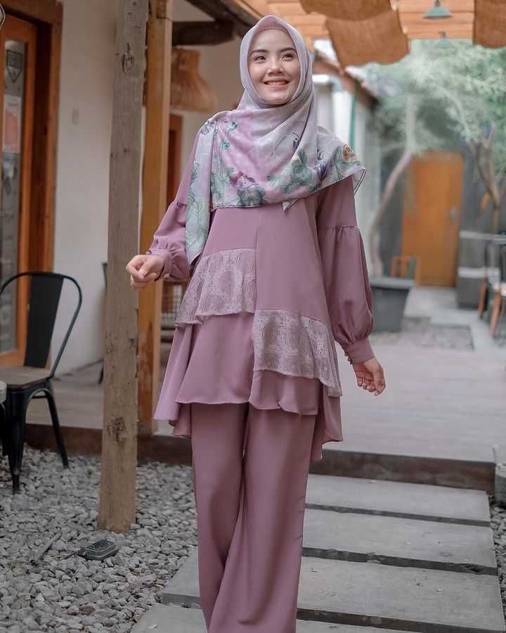 10 Ide Hijab Style dengan Outfit One Set ala Imas Dian, Anti Ribet!