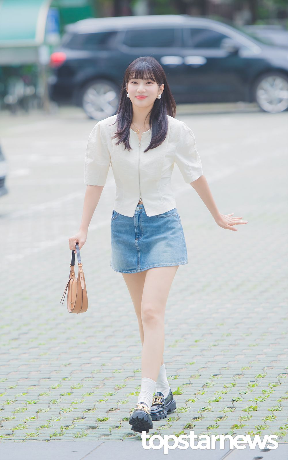 11 Ide Padu Padan Mini Skirt Jeans Joy Red Velvet, OOTD Makin Catchy!