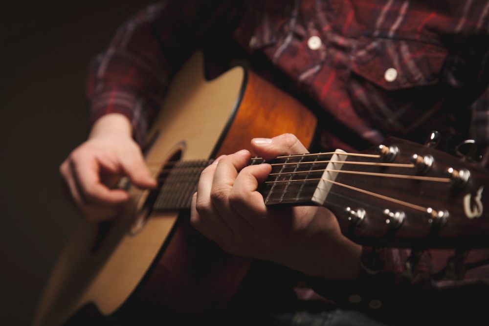 5 Tips Mudah Menguatkan Jari Tangan Bagi Gitaris Pemula