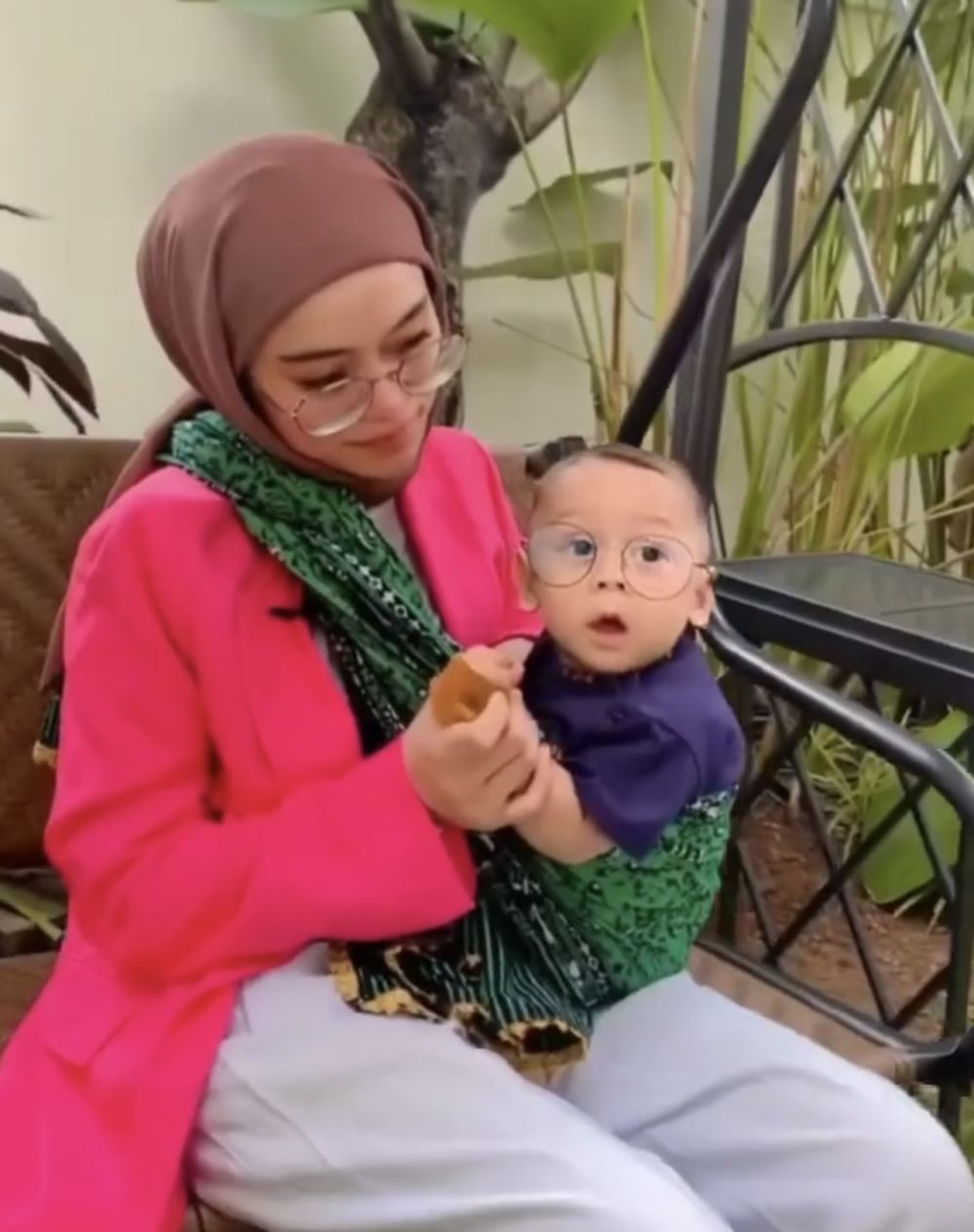 Artis yang Bangga Gendong Anak Pakai Jarik