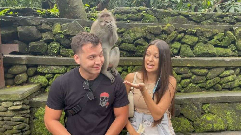 9 Potret Stefan William Mengunjungi Monkey Forest