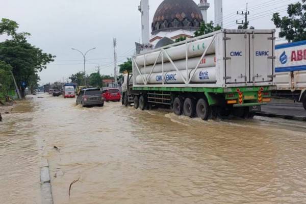 Lamongan Diguyur Hujan, Jalan Nasional Banjir