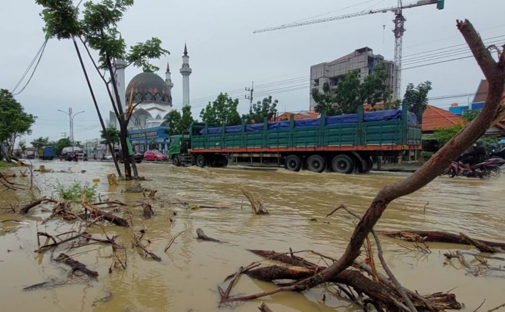 Lamongan Diguyur Hujan, Jalan Nasional Surabaya-Semarang Terendam