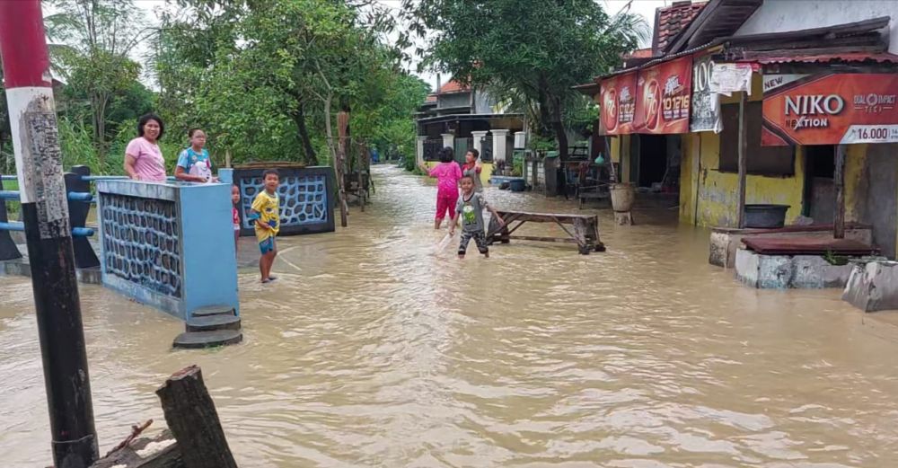 Lamongan Diguyur Hujan, Jalan Nasional Surabaya-Semarang Terendam