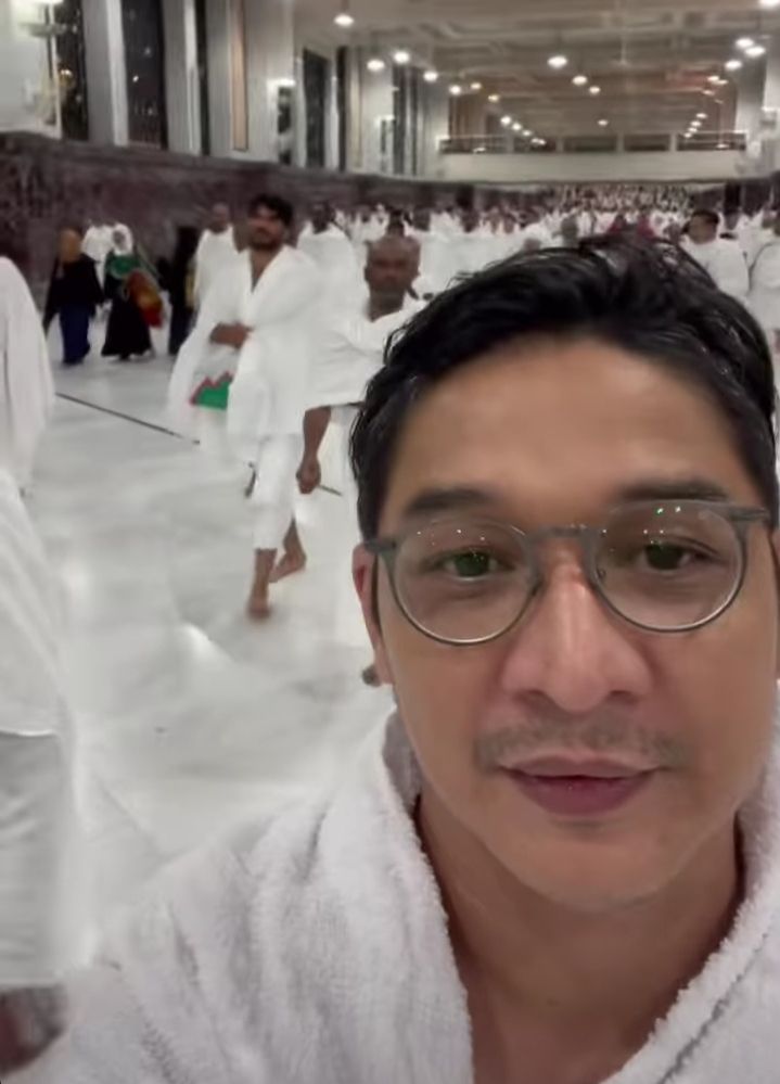 10 Potret Pasha Ungu Umrah Bersama Istri Dan Kedua Putranya