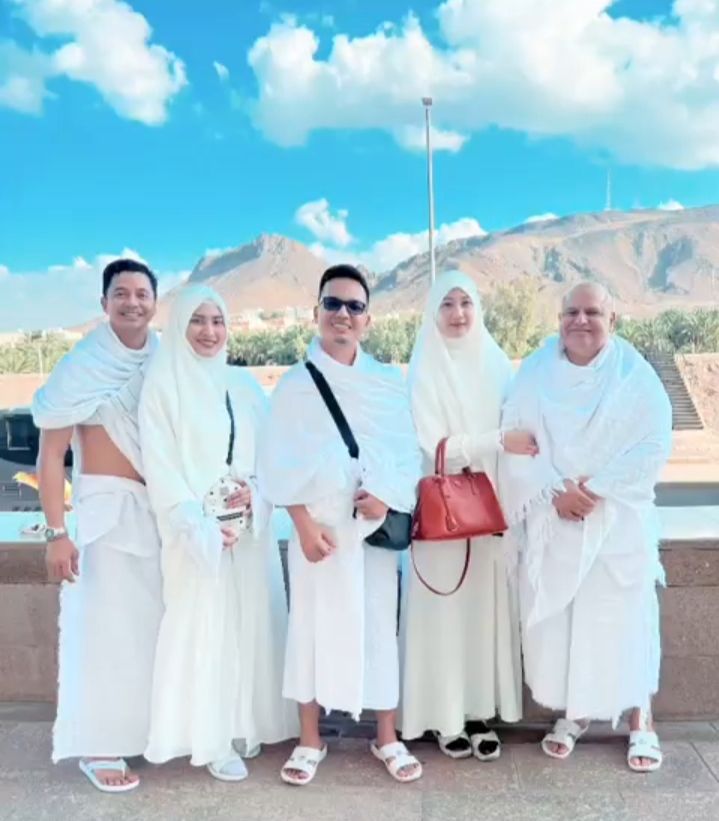 10 Potret Perjalanan Umrah Adly Fairuz Dan Angbeen Rishi