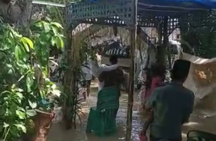 Banjir Tak Menyurutkan Pesta Pernikahan di Bojonegoro
