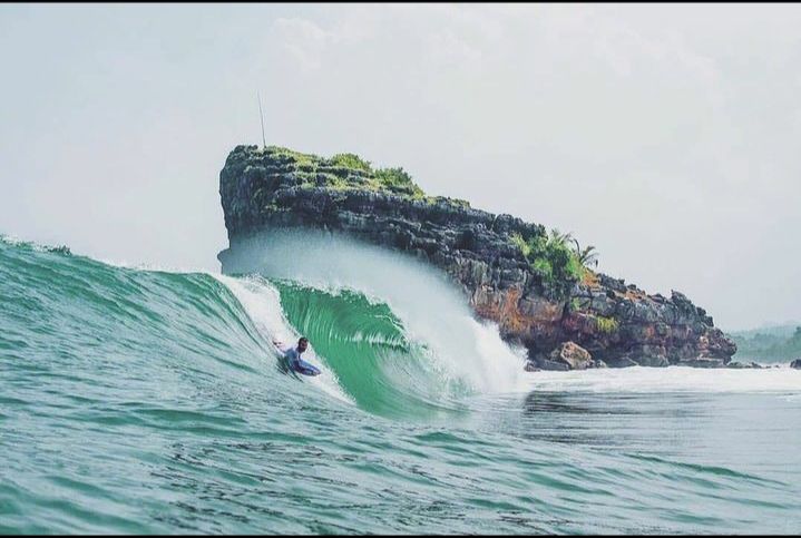 6 Rekomendasi Tempat Surfing di Jatim, Ada Favorit Wisatawan Asing