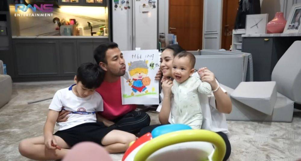 9 Momen Rafathar Beri Kado Ultah Rayyanza, Cipung Senang!