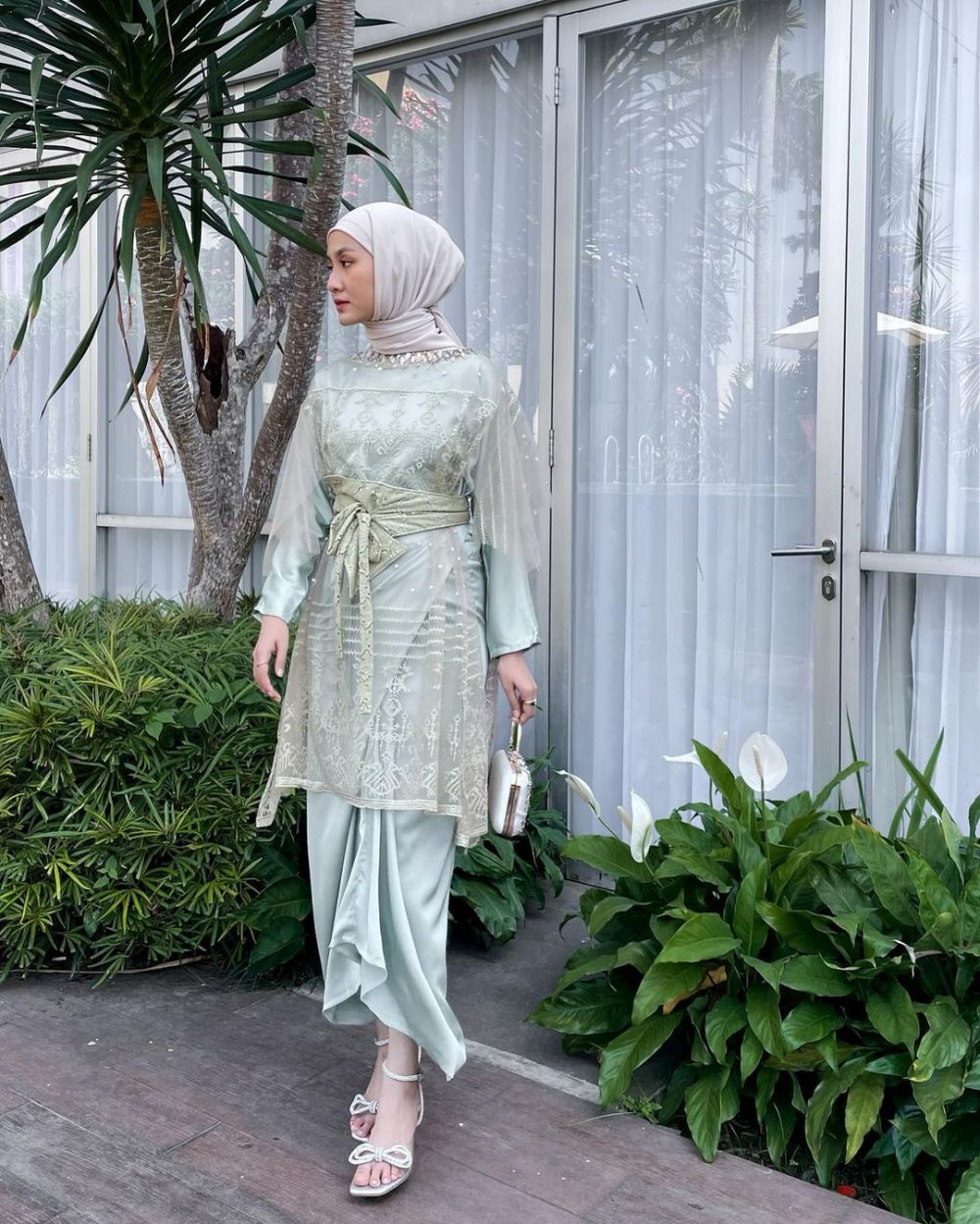 Inspirasi Kebaya Modern Hijab Warna Sage Green