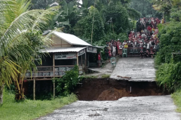 Jembatan Menuju Desa Wisata Tete Batu Lombok Putus