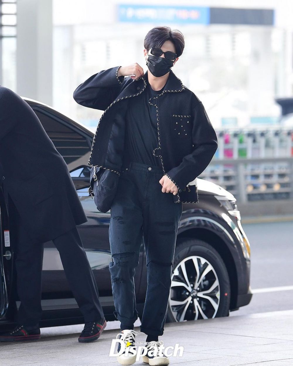 Suga all black airport outfit  Pria tampan, Jaket kulit hitam, Jaket kulit